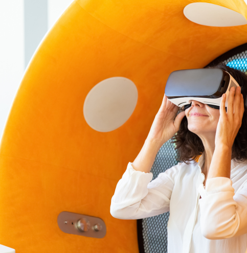 Impiegato che utilizza visore VR per apprendimento e innovazione con AI Tools