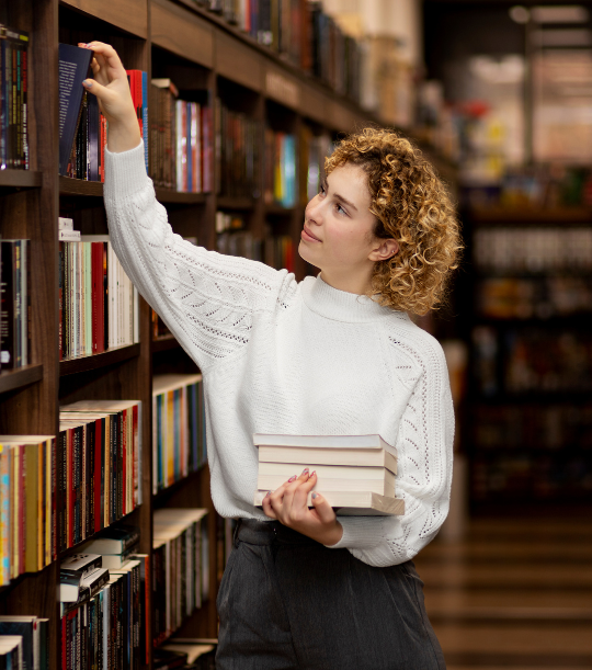 Ragazza in una biblioteca italiana
